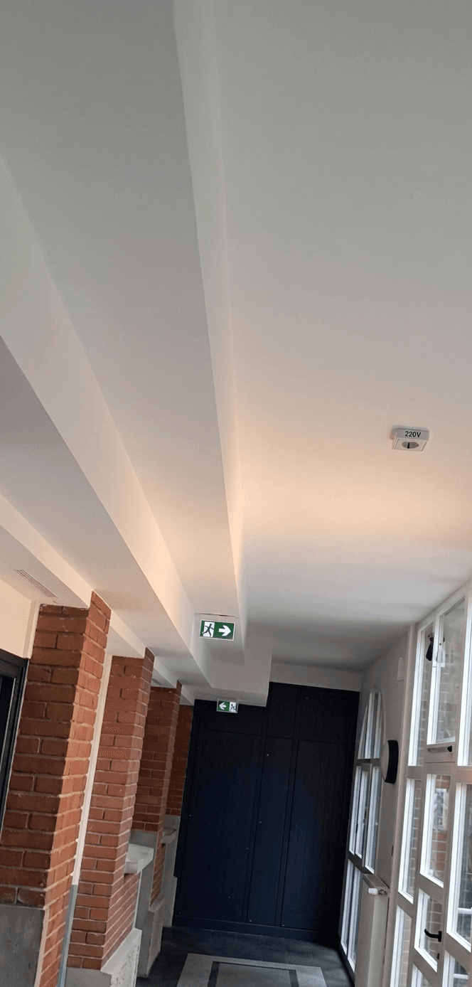 Teintes épurées et faux-plafonds peints en blanc mat