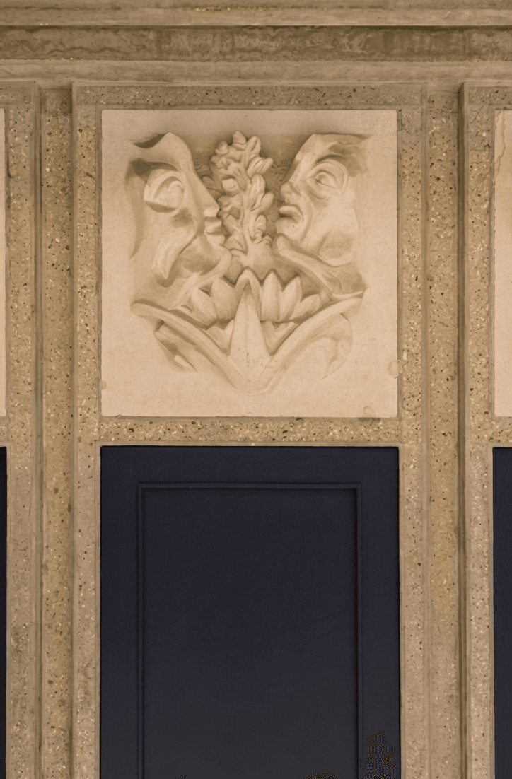 Gypserie d'art et colonnes