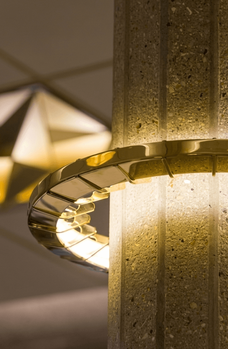 Détail du luminaire et finition dorée