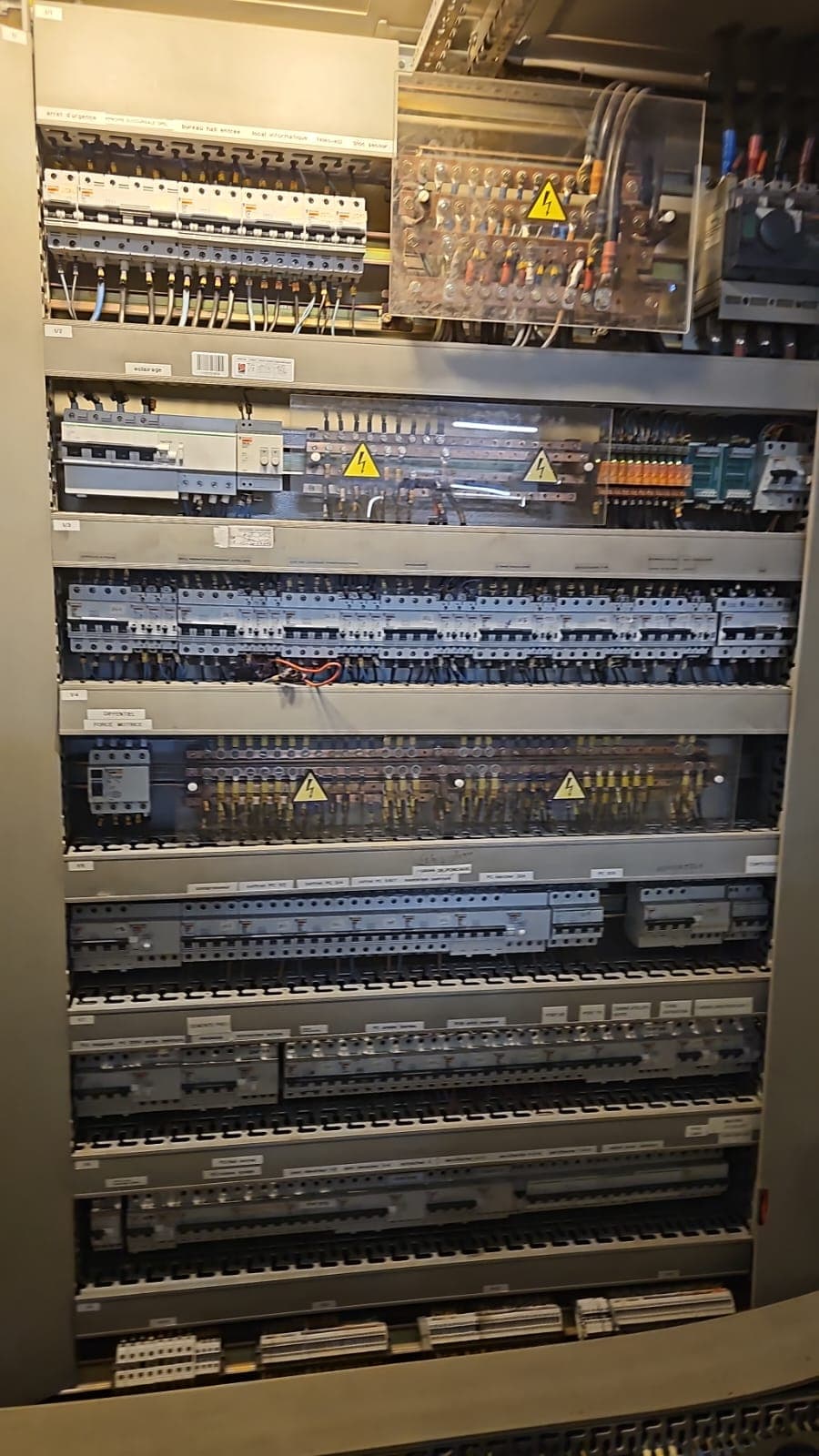 Appareillage et tableau de répartition électrique installés avec rigueur