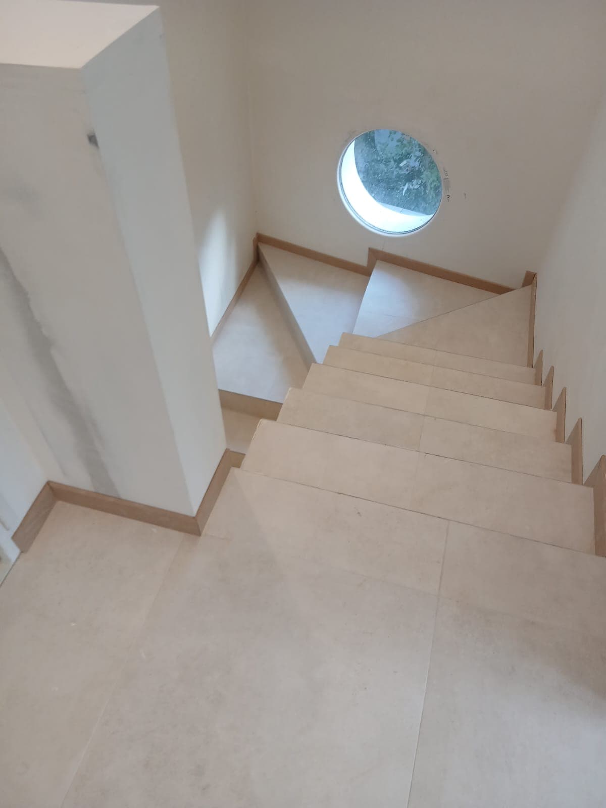 Plâtrerie et structure d'un escalier intérieur design haut de gamme