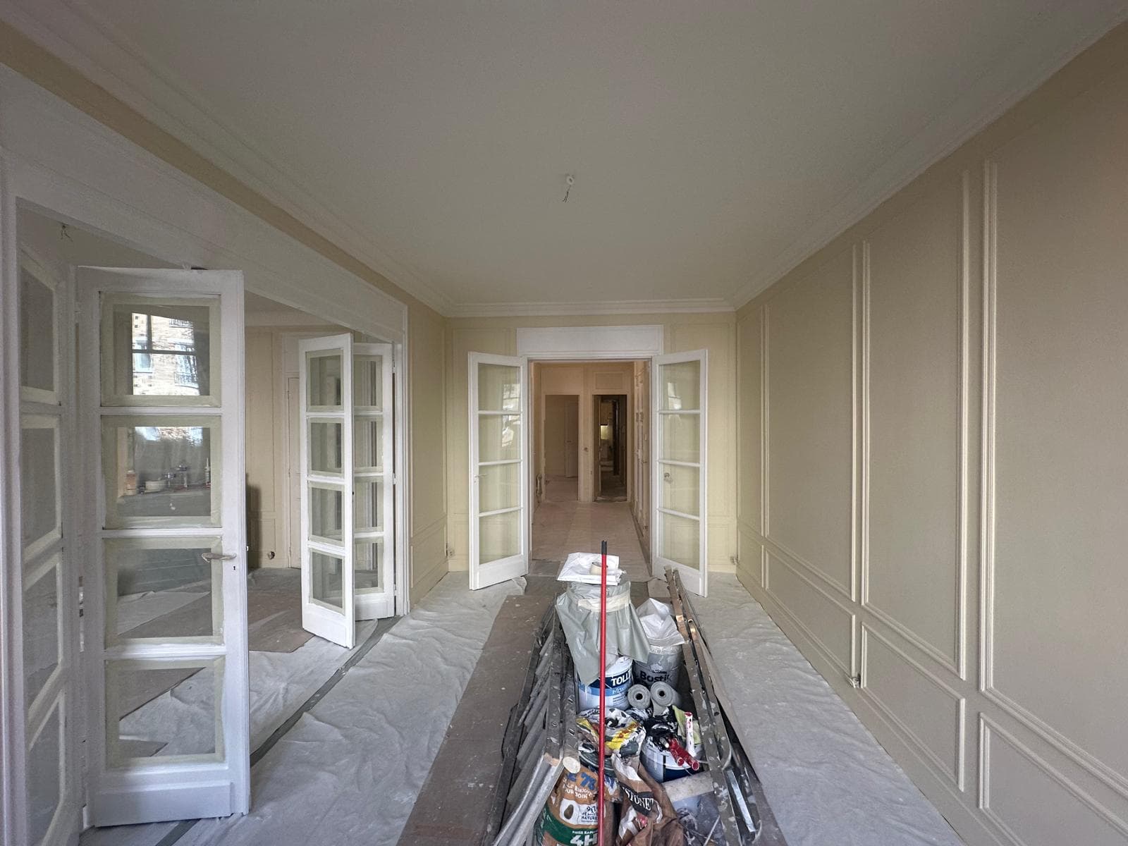 Sablage, ratissage d'enduit de lissage, application de sous-couche et finitions impeccables des surfaces murales